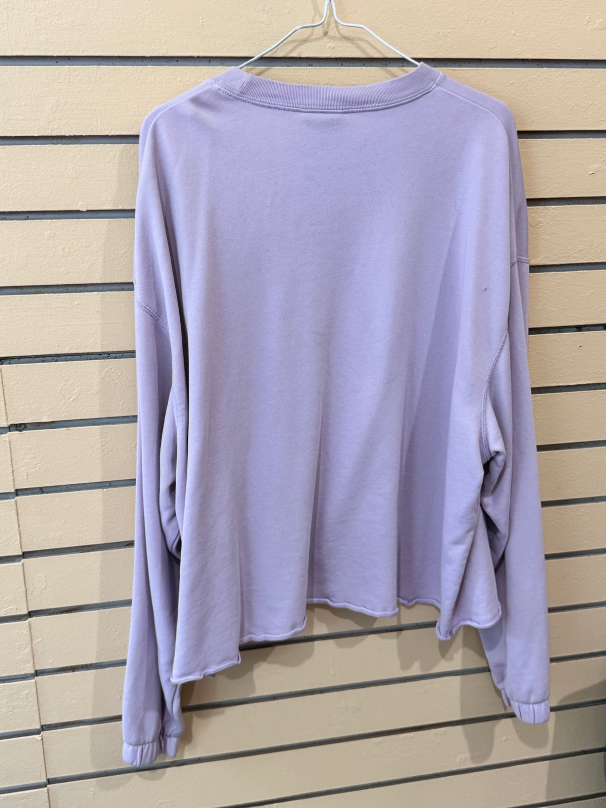 Nike Sportswear Icon Clash crewneck sweatshirt in a lilac color circular pearlized ink logo on the front. Size XL