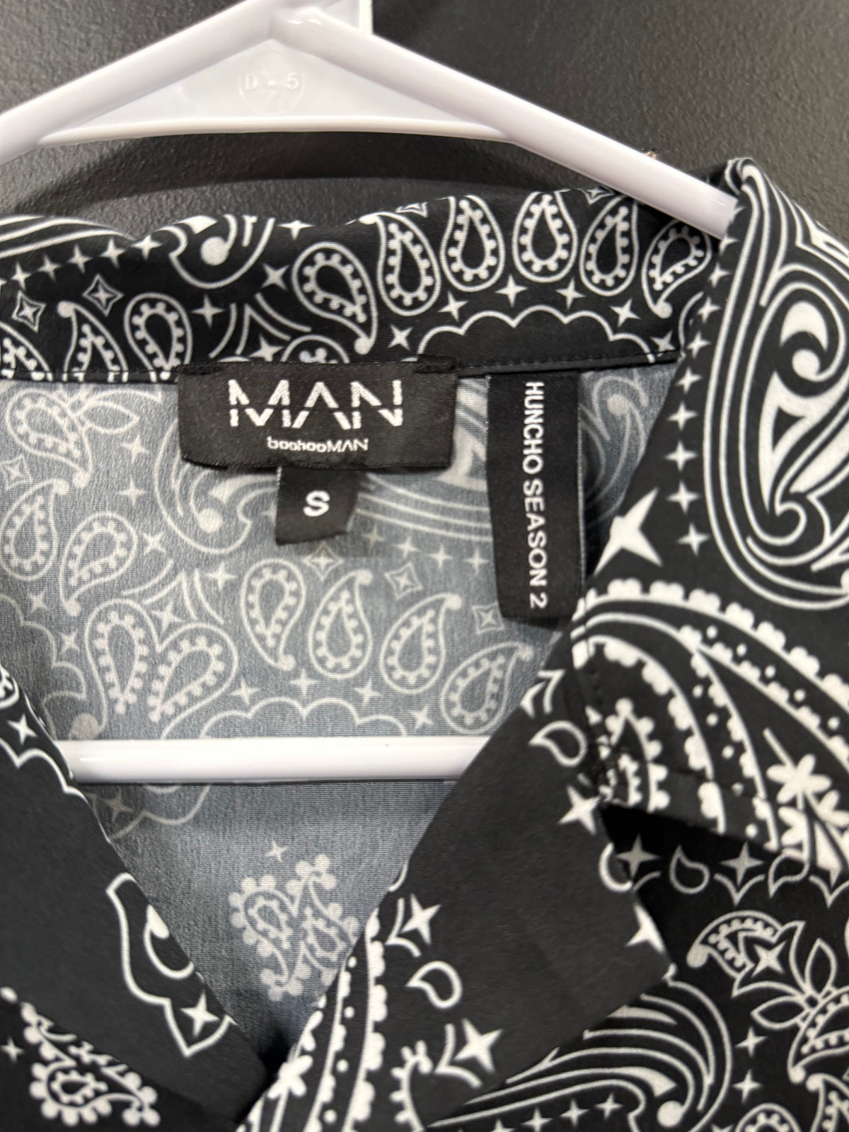 Bandana-print Short-sleeve button-up shirt size small all-over paisley pattern black and white