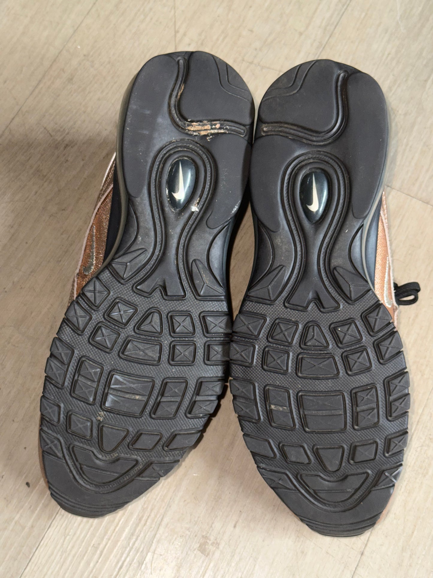 Nike Air Max 97 in "Copper" or "Metallic Red Bronze" features a distinctive metallic finish size 10