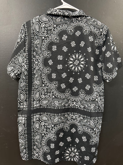 Bandana-print Short-sleeve button-up shirt size small all-over paisley pattern black and white