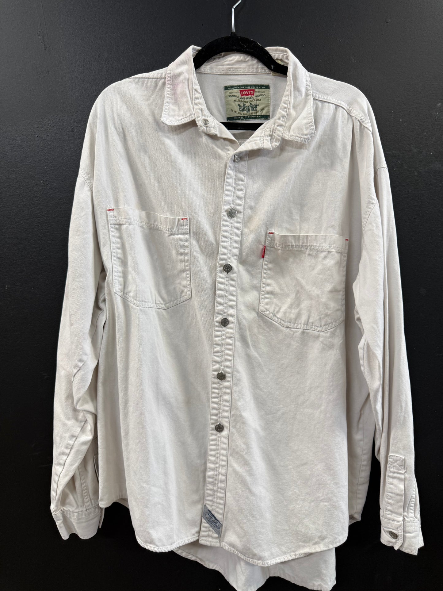 Vintage Levi's off-white cream long-sleeve denim button-up shirt size xl