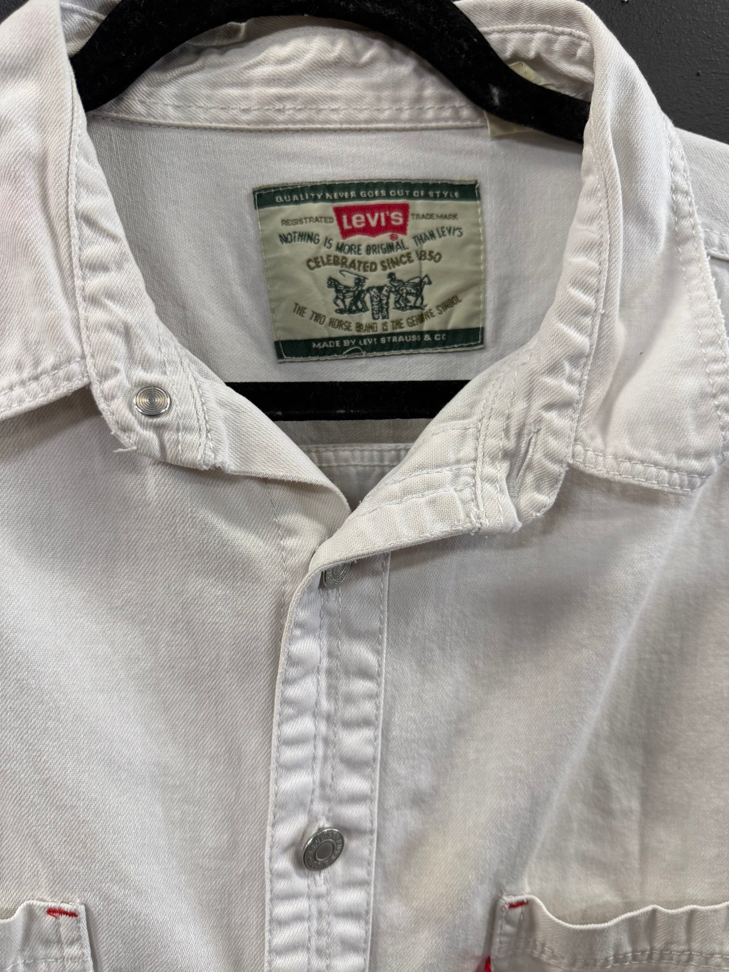 Vintage Levi's off-white cream long-sleeve denim button-up shirt size xl