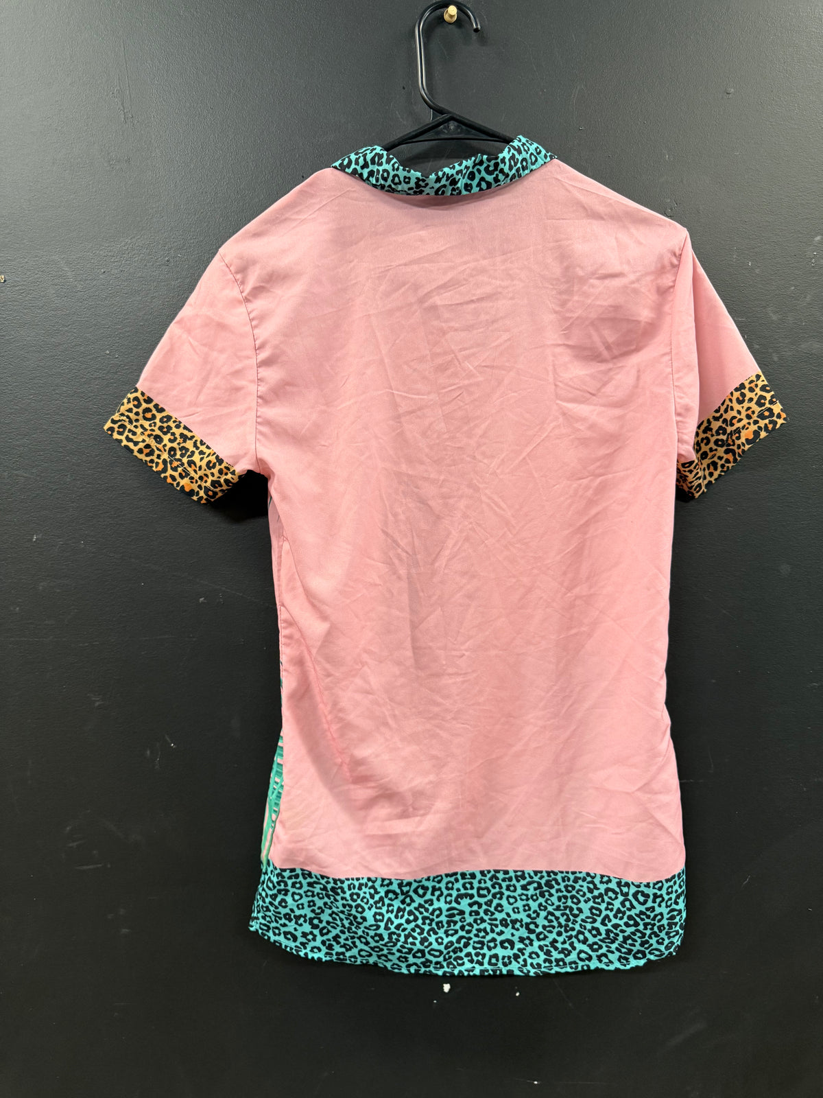 Pink Short-sleeve button-up shirt size xs turquoise and green palm leaf print, contrasted with a bold leopard-patterned collar
