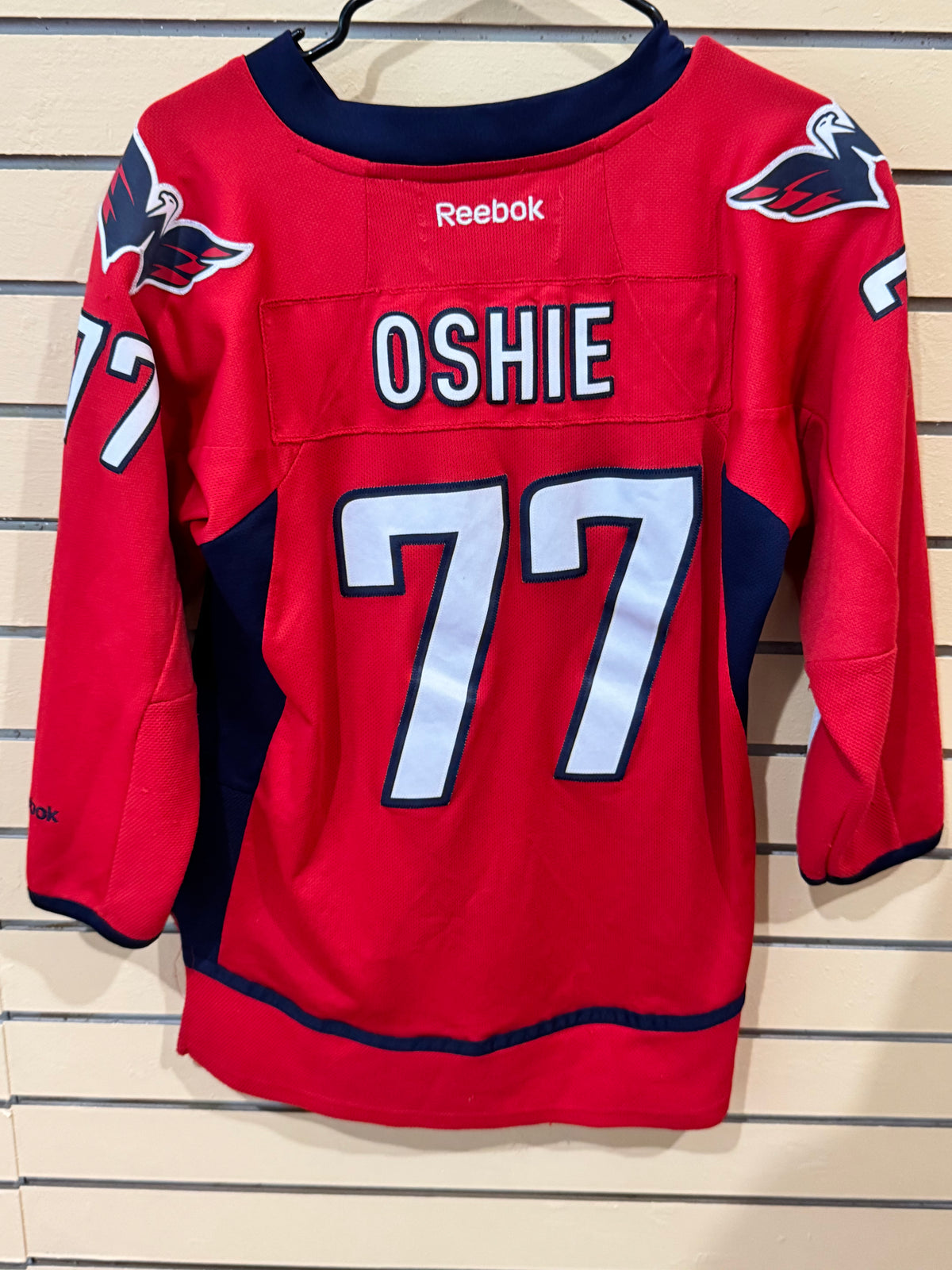 Reebok T.J. Oshie Washington Capitals red home jersey featuring his number 77 size youth L/XL