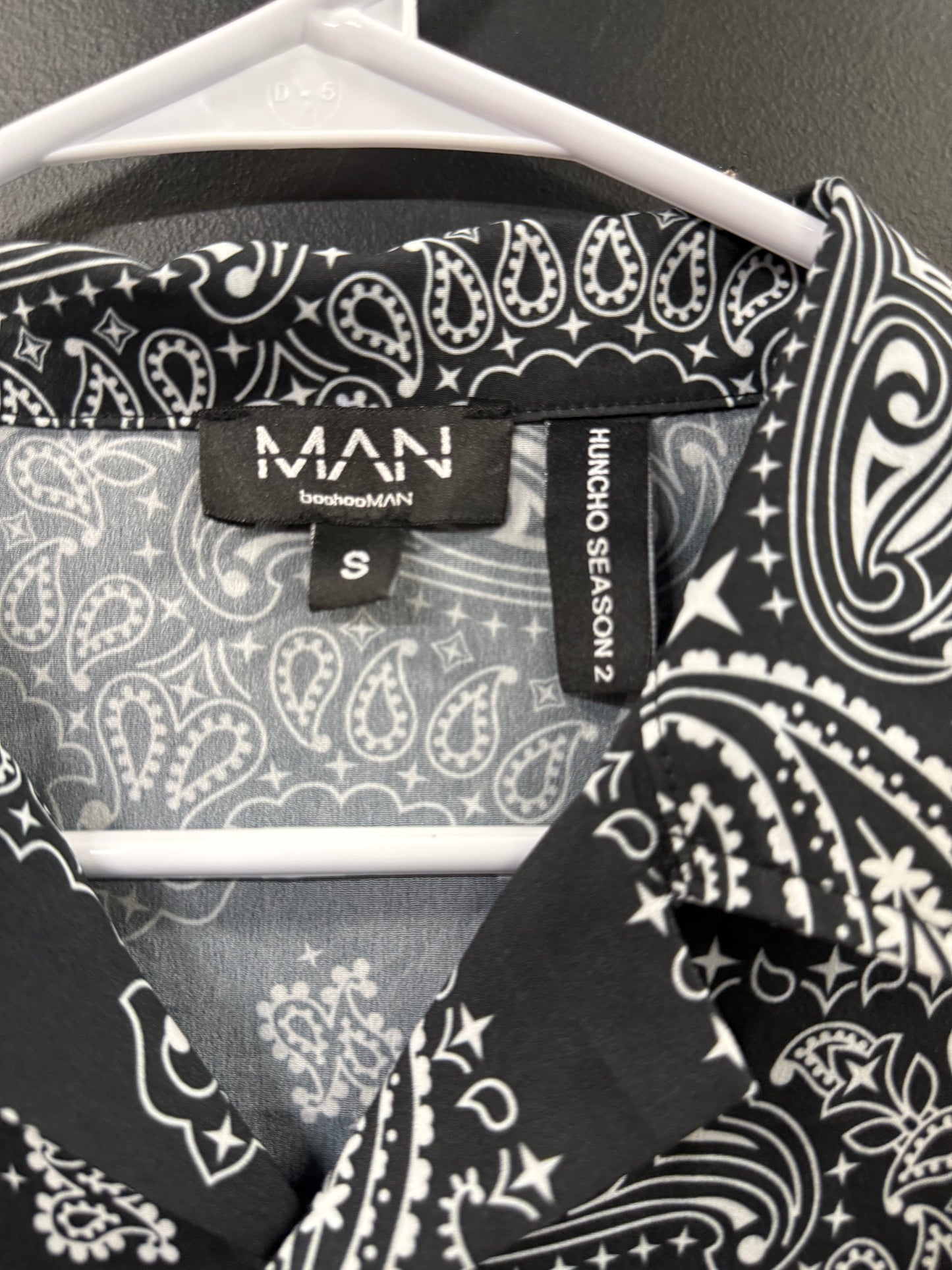 Bandana-print Short-sleeve button-up shirt size small all-over paisley pattern black and white