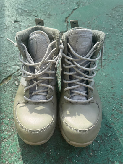 Nike Manoa gs dark stucco color way size 5 youth