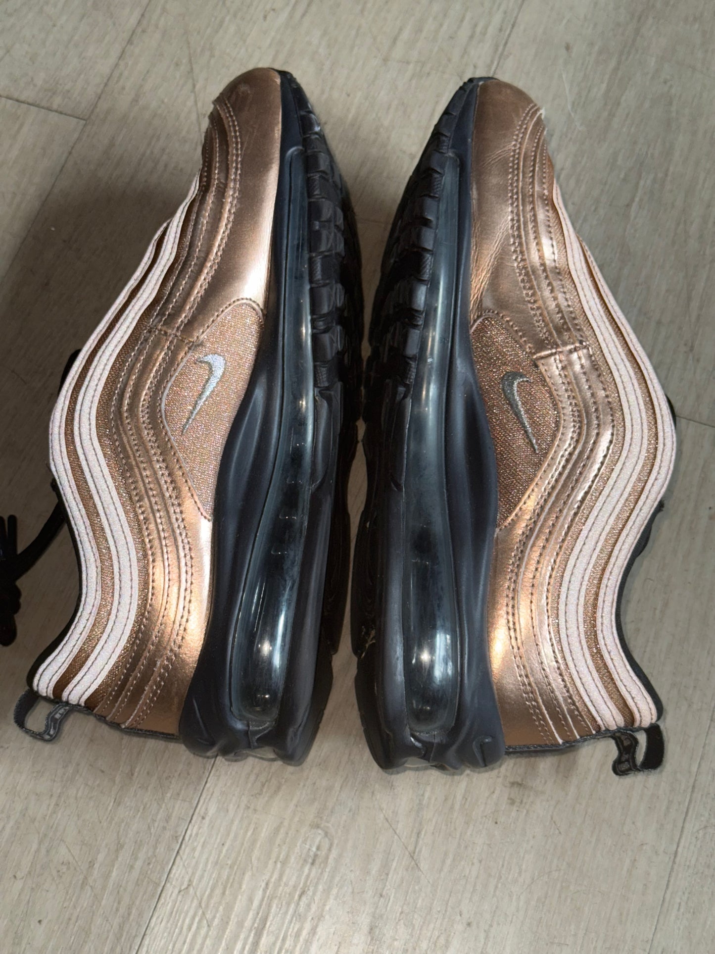 Nike Air Max 97 in "Copper" or "Metallic Red Bronze" features a distinctive metallic finish size 10