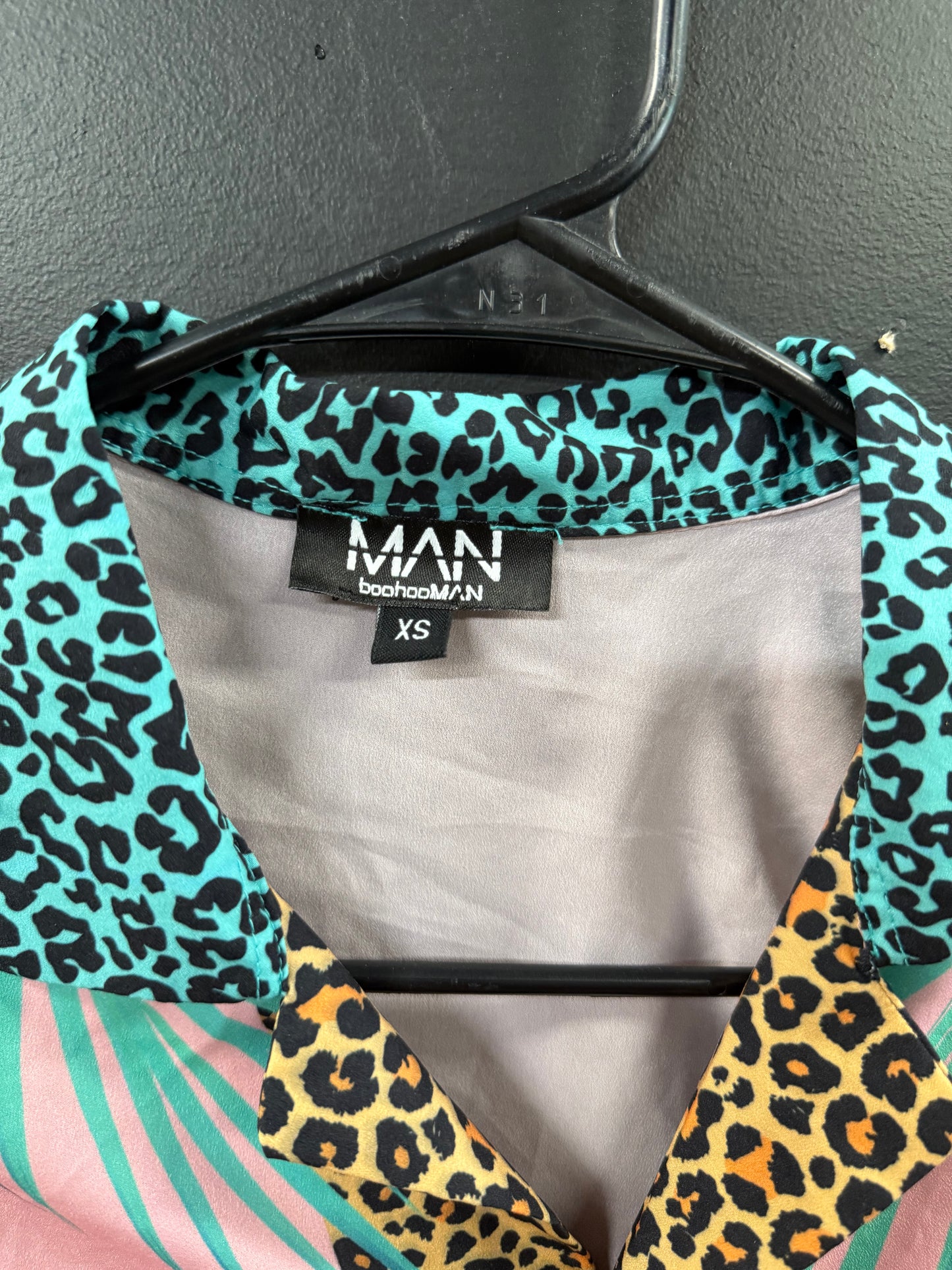 Pink Short-sleeve button-up shirt size xs turquoise and green palm leaf print, contrasted with a bold leopard-patterned collar