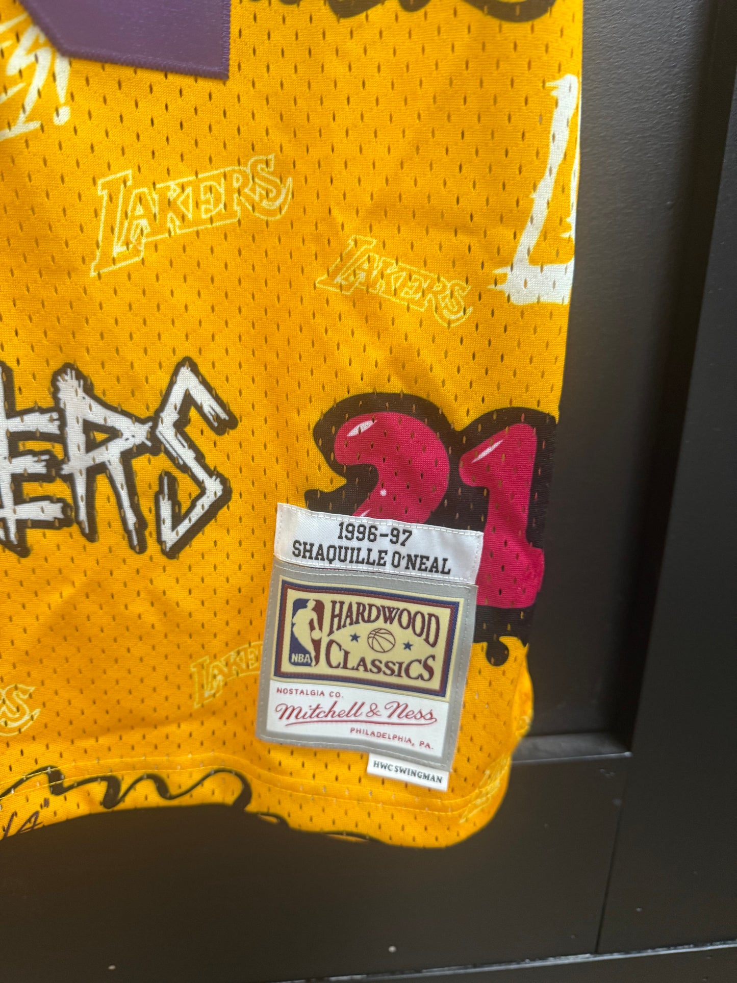 Mitchell & Ness NBA "Slap Sticker" Swingman jersey for Shaquille O'Neal and the Los Angeles Lakers. Size Large