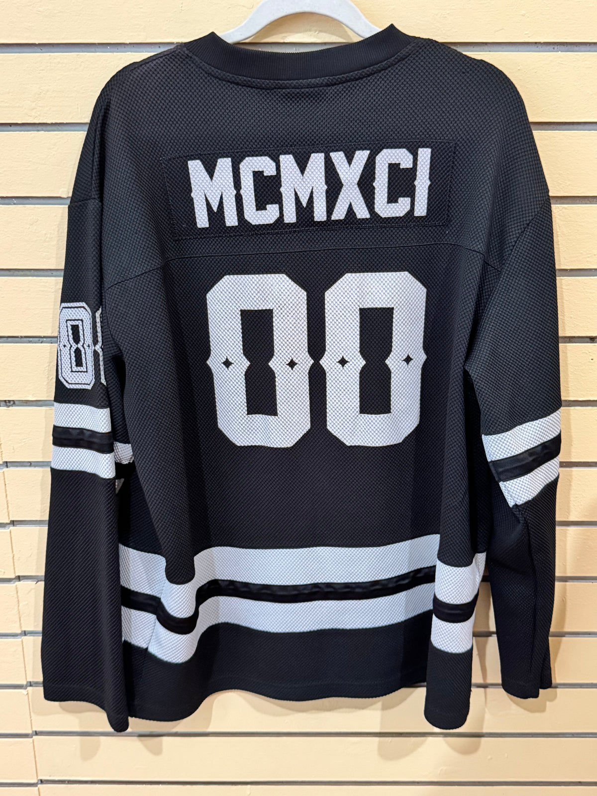 Black Stadium MCMXCI hockey jersey sir xl "Overstanding Everlasting" on the front.